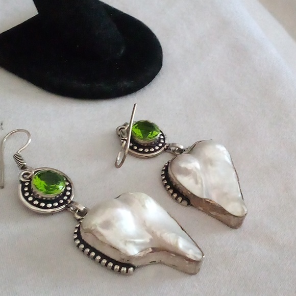 Vintage natural baroque pearl and peridot dangles 🤗 - Picture 6 of 6